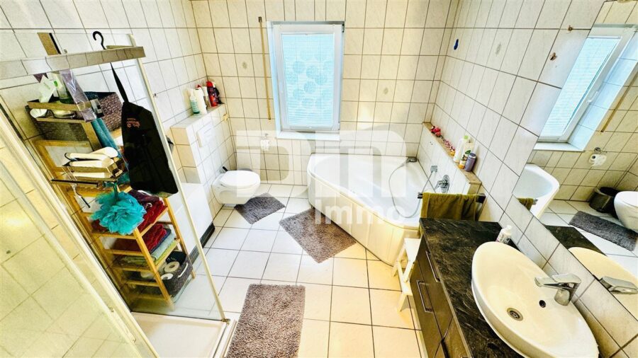 Schönes Mehrfamilienhaus geteilt nach WEG mit umfangreichen Nutzflächen und Traumgrundstück - WE2 - EG Badezimmer / Wanne / Dusche